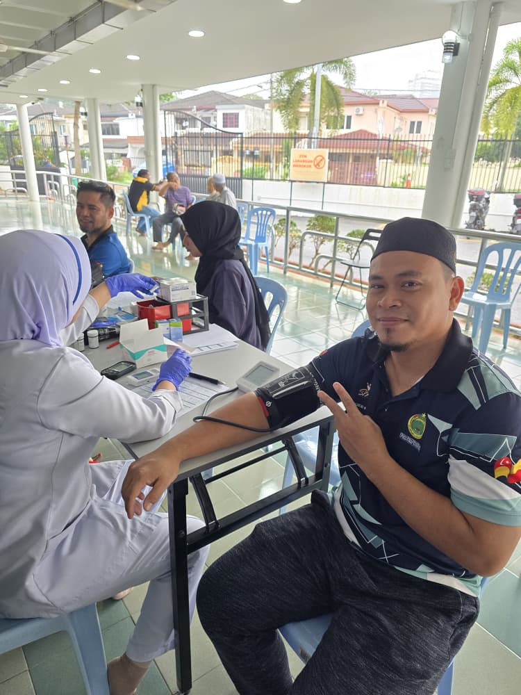 Seorang peserta menjalani pemeriksaan tekanan darah dengan bantuan petugas kesihatan sebagai langkah awal memantau tahap kesihatan diri.