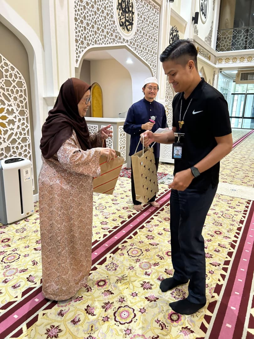 Wakil masjid menyampaikan cenderahati penghargaan kepada wakil petugas kesihatan atas dedikasi dan khidmat bakti sepanjang program.