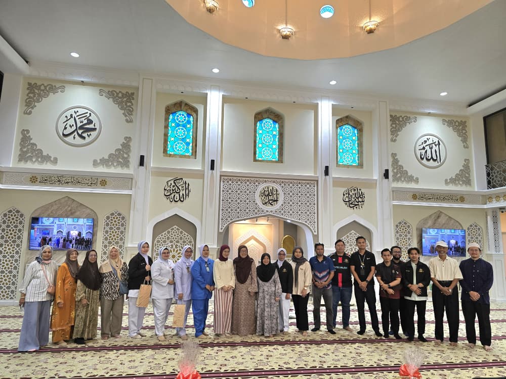 Sesi bergambar kenangan bersama barisan petugas kesihatan dan wakil Jawatankuasa Masjid Al-Mujahideen Damansara Utama selepas program berlangsung.