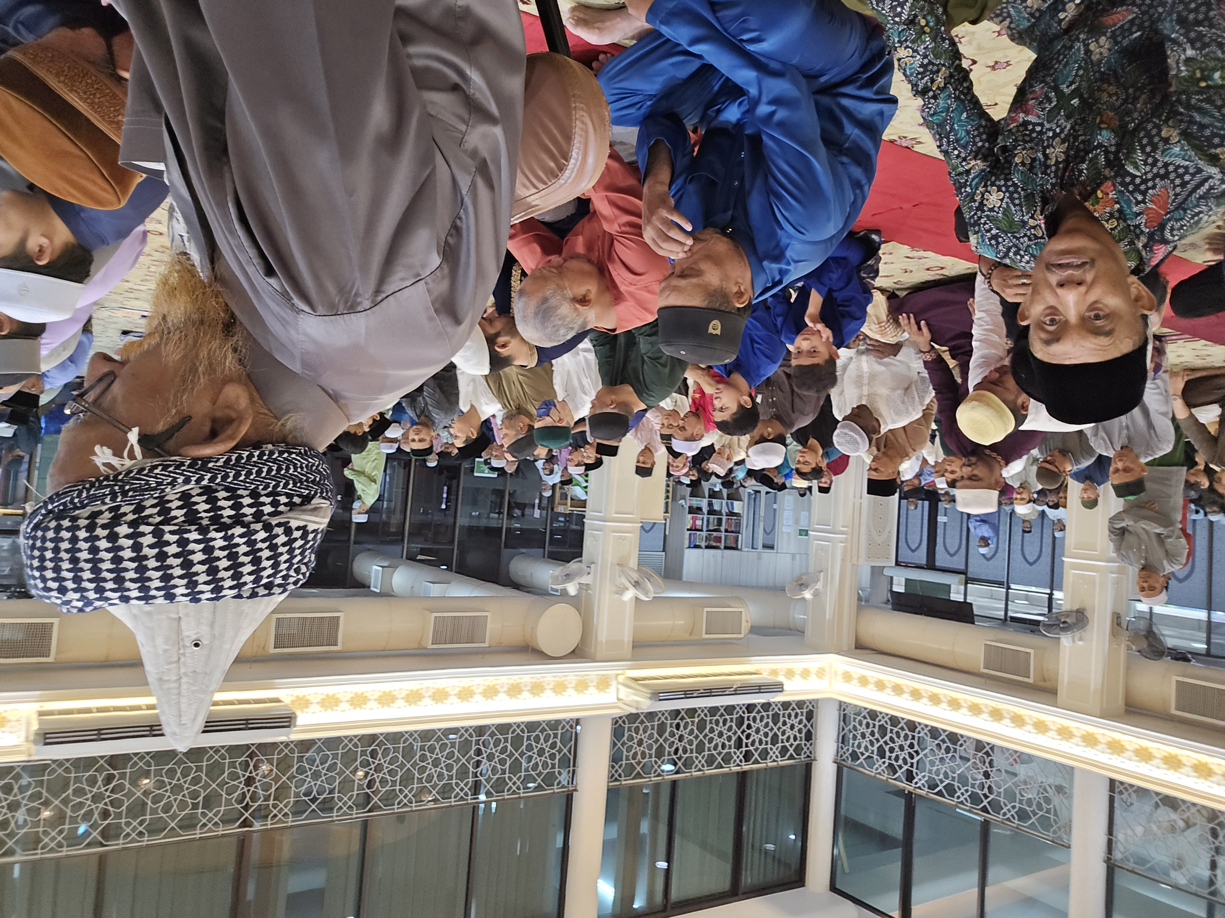 Suasana Dewan Solat Utama. Jemaah bertakbir raya