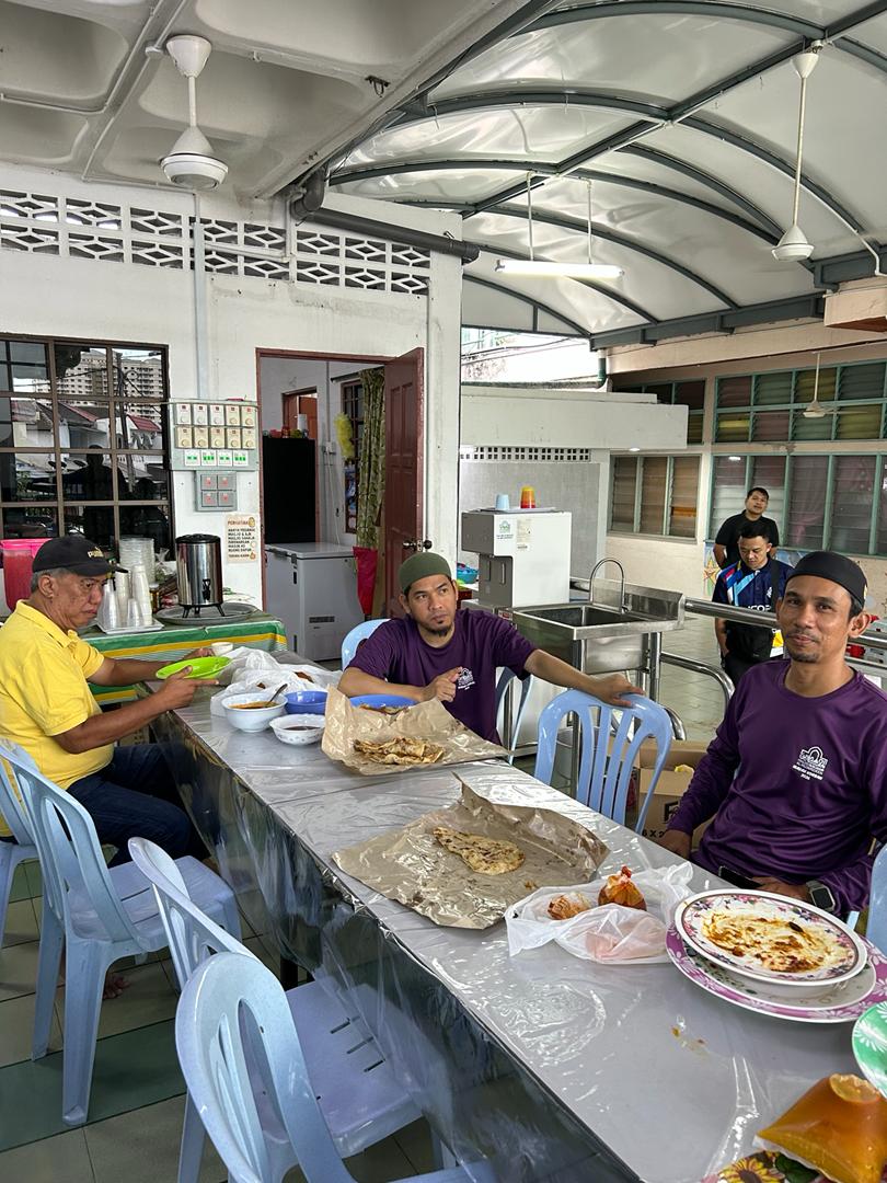 Suasana sarapan petugas dan sukarelawan sebelum proses kerja melapah daging korban bermula di kawasan masjid.