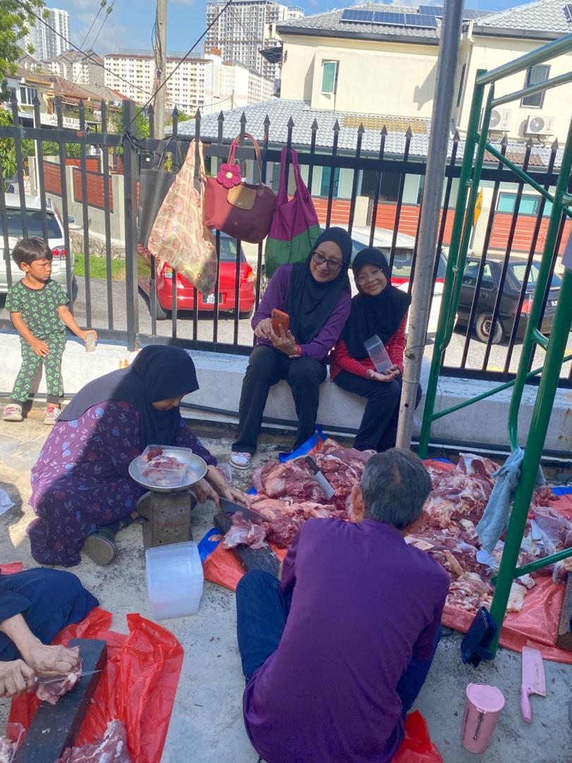 Sukarelawan bersama-sama memotong, menimbang dan membahagikan daging korban dalam suasana gotong-royong.