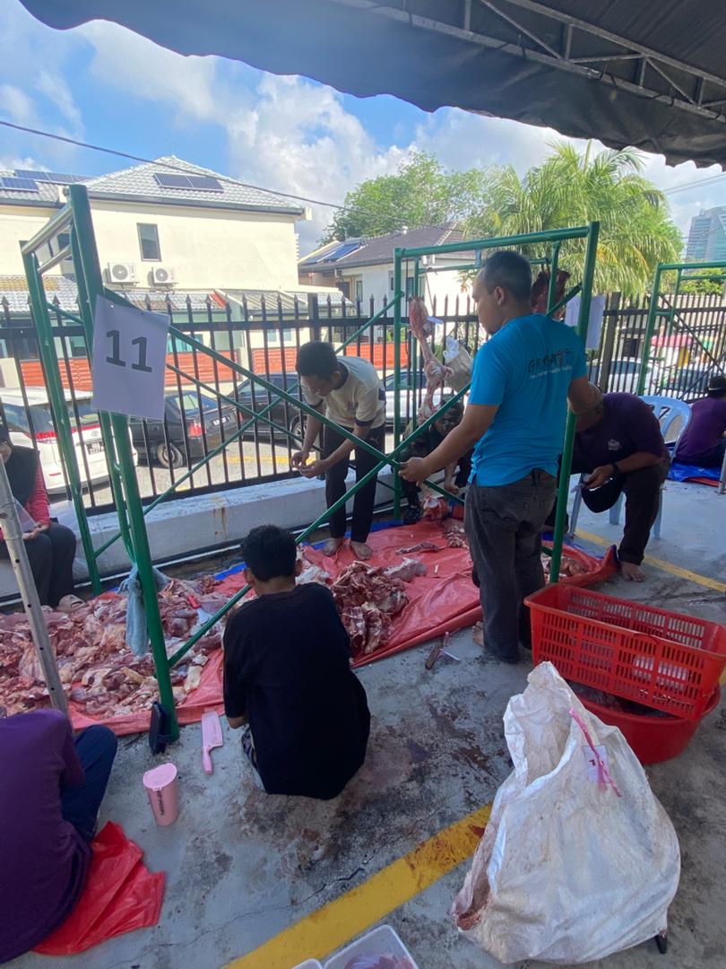 Petugas melaksanakan proses melapah dan mengasingkan bahagian daging korban di stesen kerja yang ditetapkan.