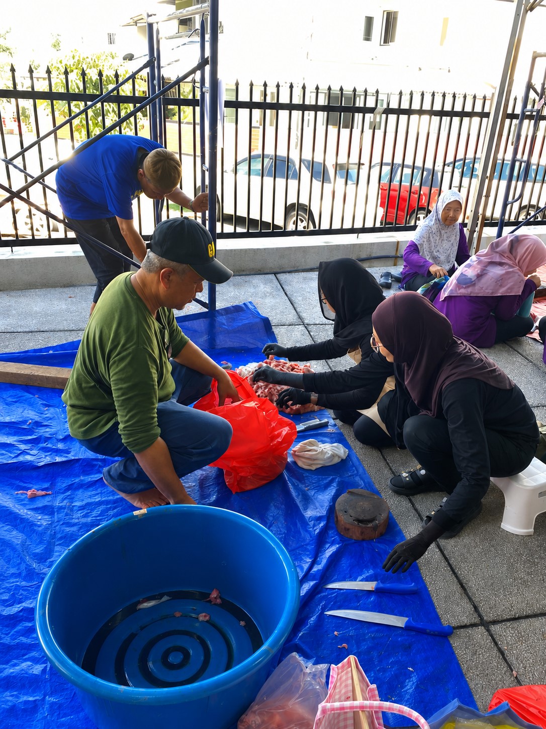 Sukarelawan membungkus daging korban ke dalam beg agihan untuk disusun sebelum diedarkan kepada penerima.