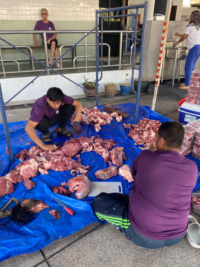 Petugas melapah dan menyusun bahagian daging korban bagi memudahkan proses pembungkusan seterusnya.