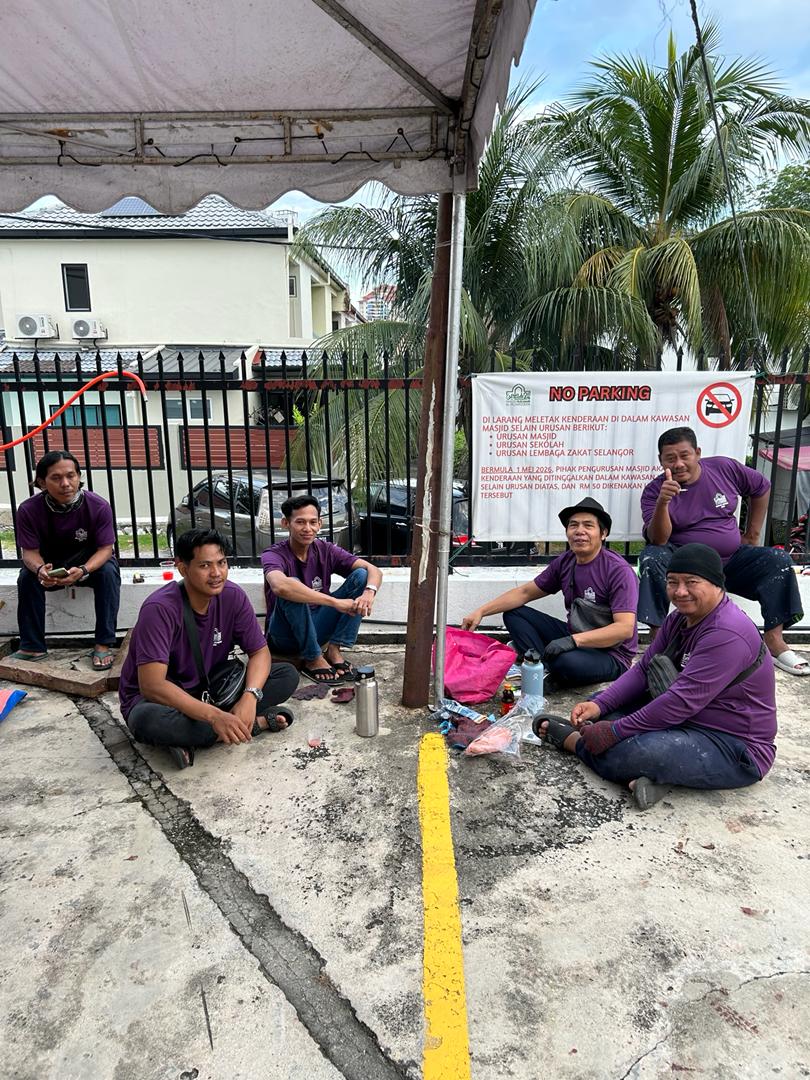 Petugas berehat seketika di kawasan program sementara menunggu tugasan korban seterusnya.