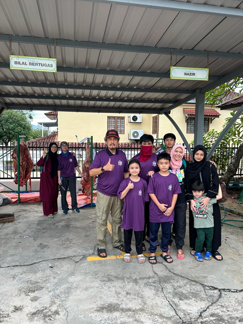 Sukarelawan bergambar kenangan di kawasan penyembelihan sempena Program Ibadah Korban Masjid Al-Mujahideen.