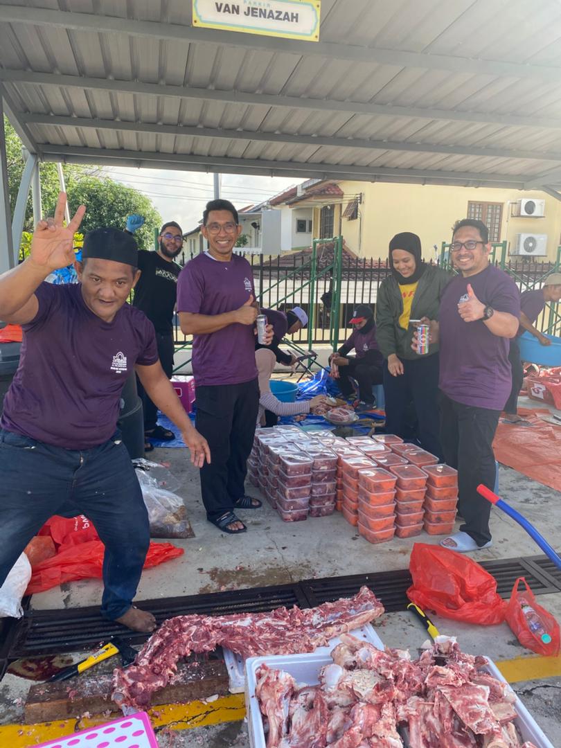 Petugas dan sukarelawan menyusun bungkusan daging korban yang telah siap untuk proses agihan.
