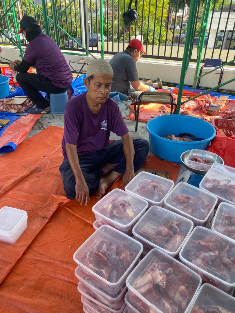 Petugas menyusun bekas daging korban yang telah dipotong untuk memudahkan urusan pembungkusan.